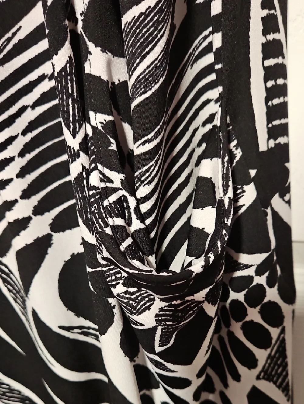 J. Valenti Black and White Abstract Sleeveless Dress - Picture 3 of 4